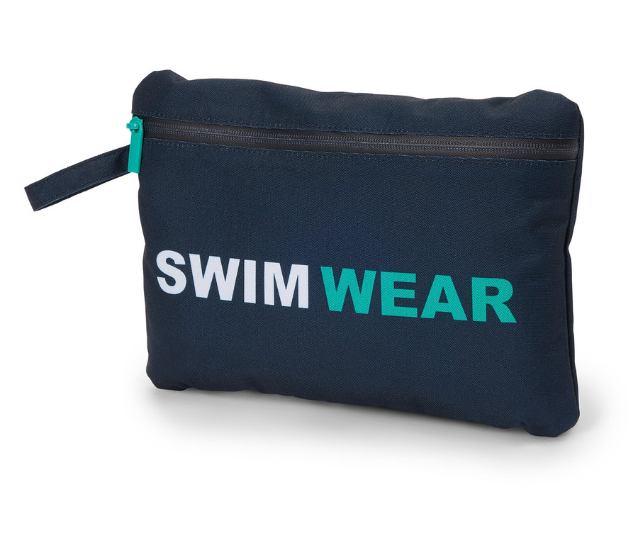 Tmavě modrá taška s nápisem "SWIMWEAR" bílou a tyrkysovou barvou.