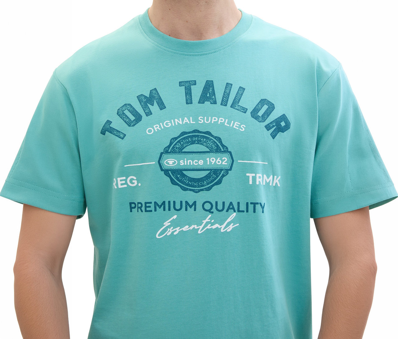 Muž má na sobě tričko s logem Tom Tailor, meadow teal.