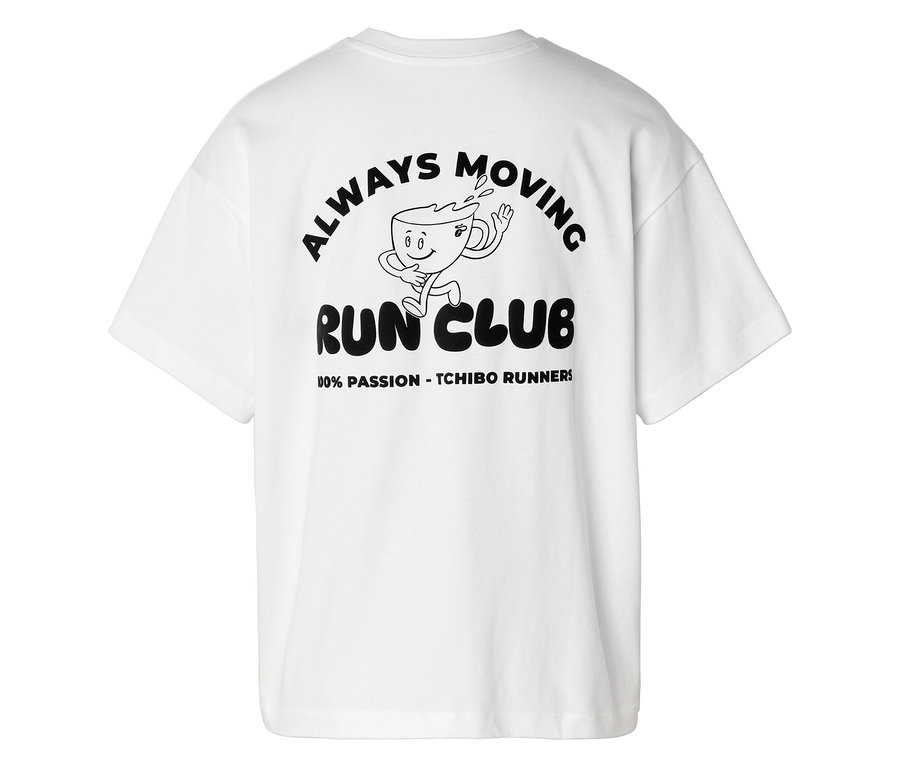 Bílé sportovní tričko s černým grafickým potiskem na zádech, zobrazujícím běžící šálek kávy a text „ALWAYS MOVING RUN CLUB 100% PASSION - TCHIBO RUNNERS“.