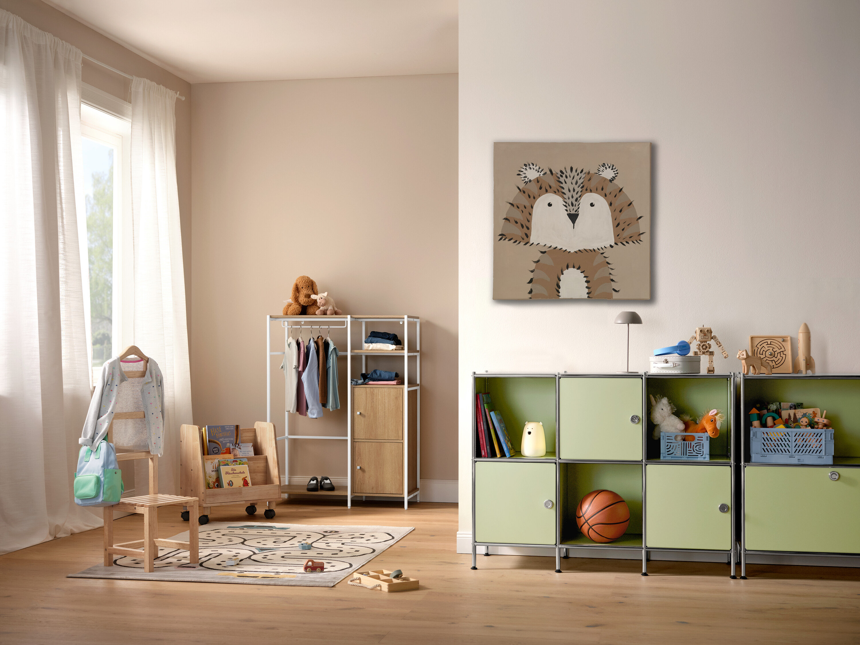 Dětský pokoj s dětským kobercem COCOON »Města«, 120 x 170 cm, regálem a hračkami.