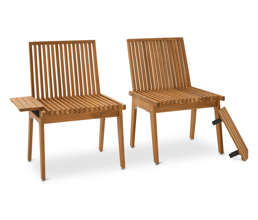 Dvě dřevěné lamelové židle, jedna s malým odkládacím stolkem