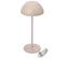 Béžová stolní lampa s kopulovitým stínidlem a nabíjecím kabelem na bílém pozadí.