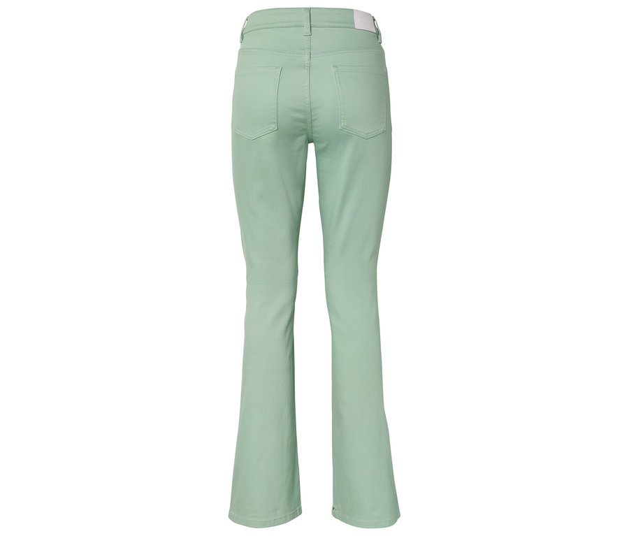 Kalhoty v mátově zelené barvě, focené zezadu.