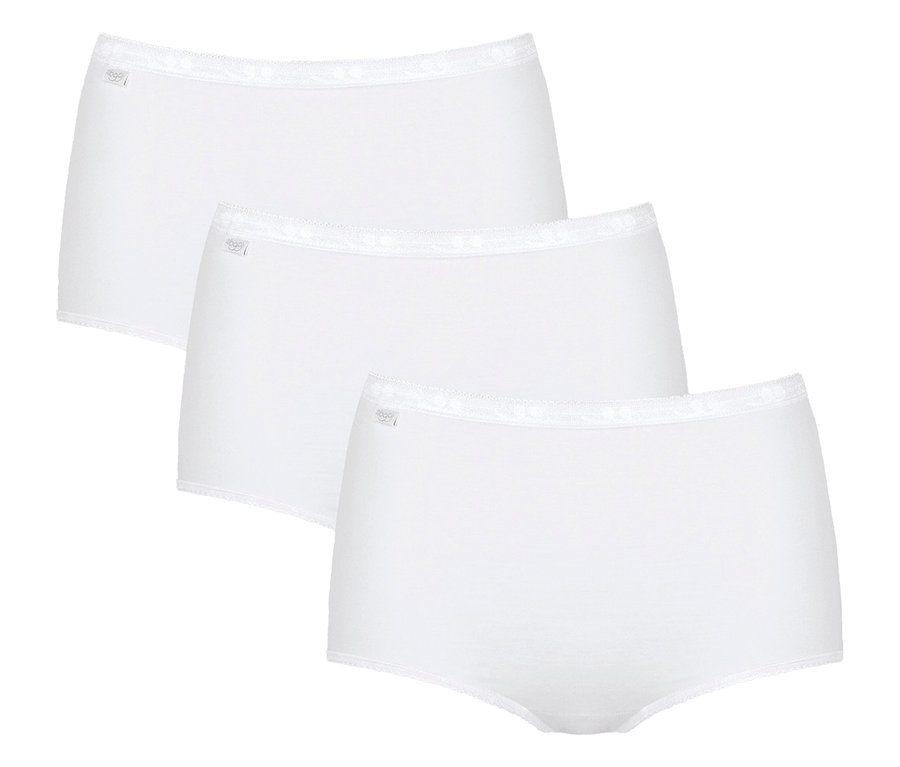 Tři bílé maxi kalhotky sloggi Basic+ Maxi 3P jsou uspořádány stupňovitě.