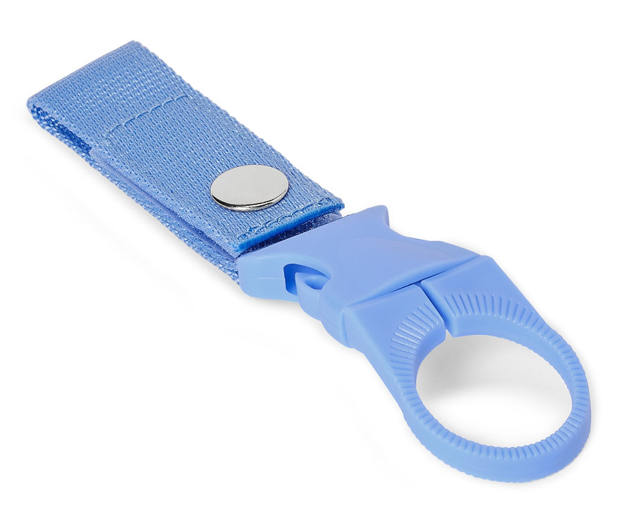 Detailní záběr světle modré klíčenky s textilním páskem a stříbrným knoflíkem na bílém pozadí.