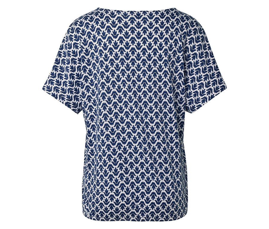 Pohled zezadu na blůzu s krátkým rukávem s modrobílým vzorem listů.