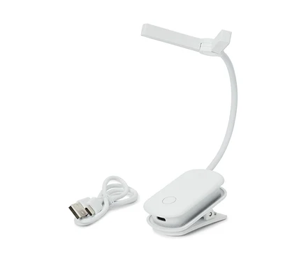 Bílá klipová lampa s flexibilním husím krkem a obdélníkovou hlavou, vedle stočený bílý nabíjecí kabel USB.