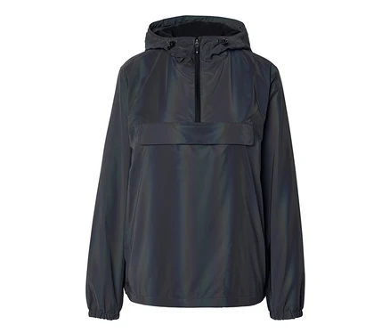 Tmavá, duhově lesklá bunda typu anorak s kapucí, polovičním zipem a velkou kapsou s klopou na hrudi. Bunda má dlouhé rukávy s elastickými manžetami a elastický spodní lem.