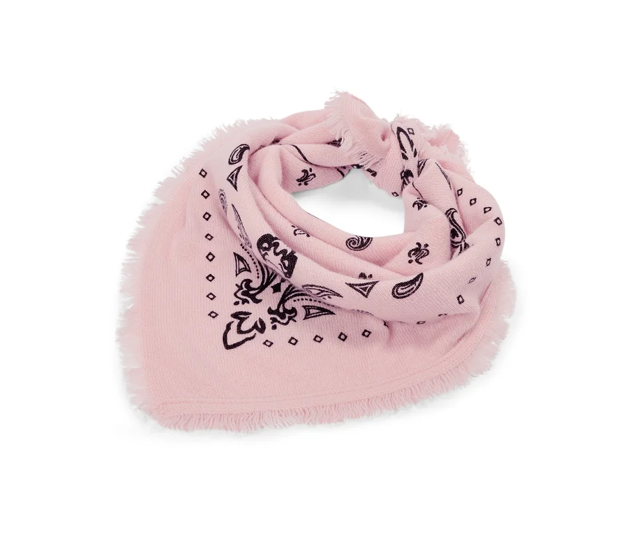 Světle růžový pletený šátek bandana z vlny a kašmíru s černými paisley vzory a roztřepenými okraji, složený.