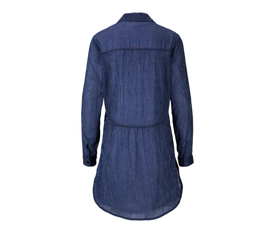 Pohled zezadu na dlouhou proužkovanou halenku.