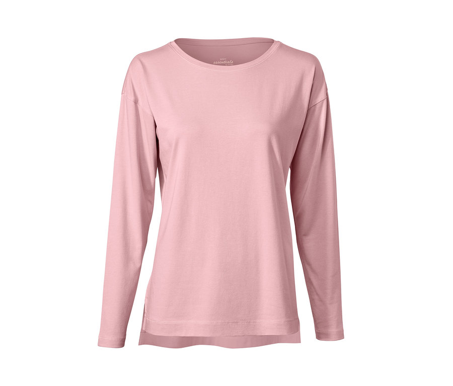 Růžové pyžamo s dlouhým rukávem.