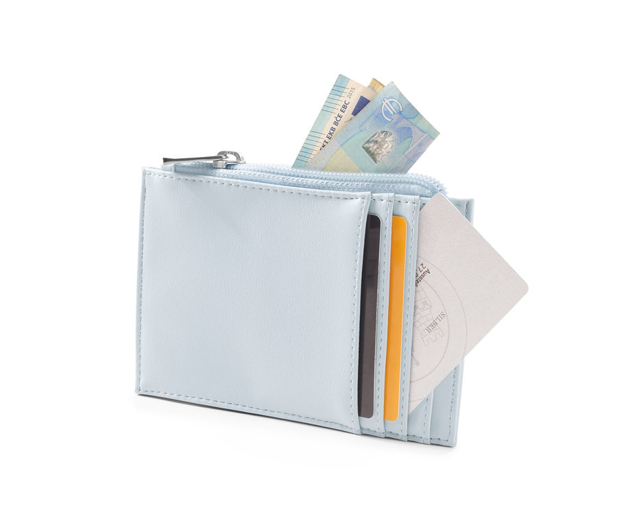 Světlomodrá peněženka s kartami a bankovkami.