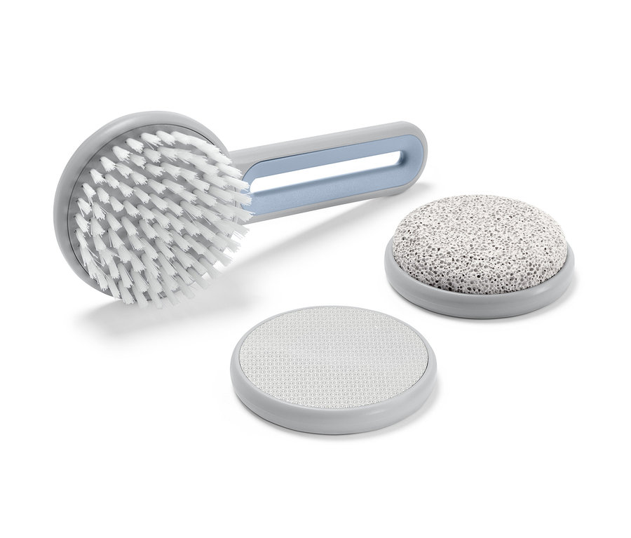 Sada na pedikúru: kartáč, pemza a pilník na nohy.