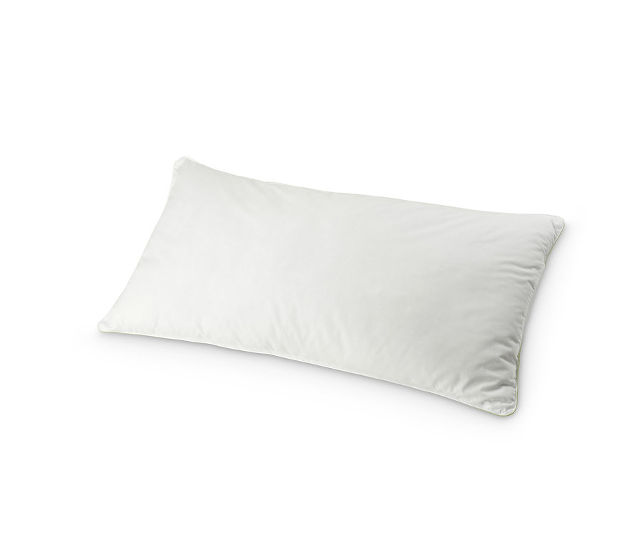 Bílý péřový polštář irisette® greenline leží na bílém pozadí.