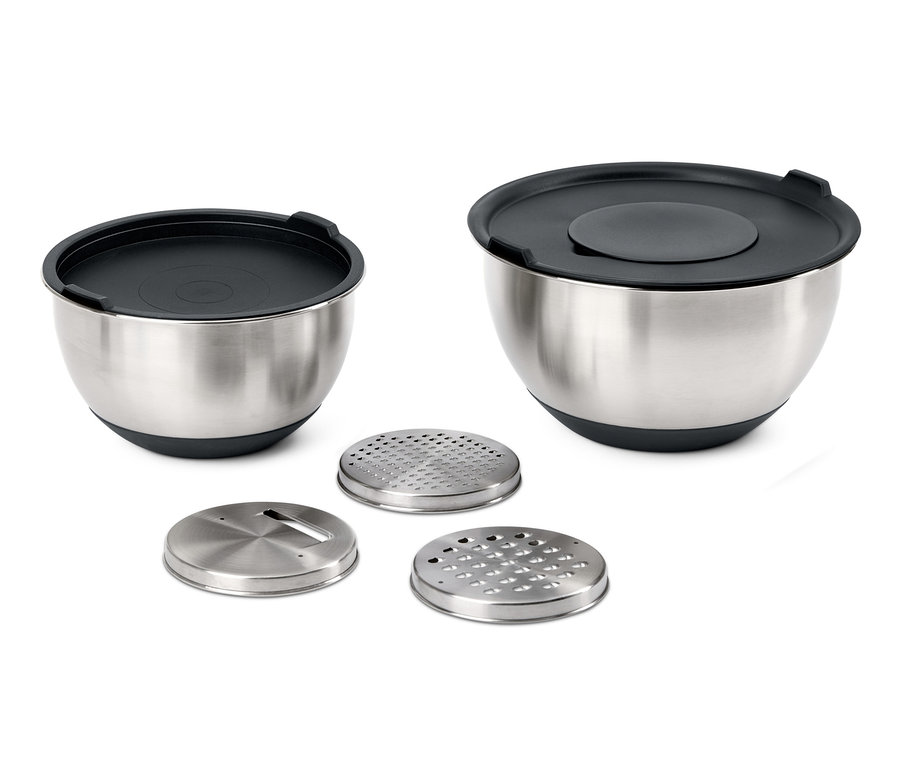 Dvě nerezové mísy se šedými víky a tři nerezové nástavce na strouhání.