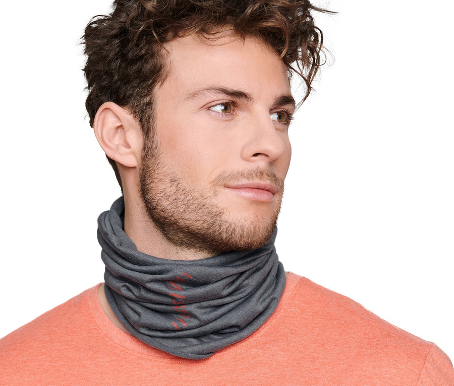 Muž nosí multifunkční šátek kolem krku.