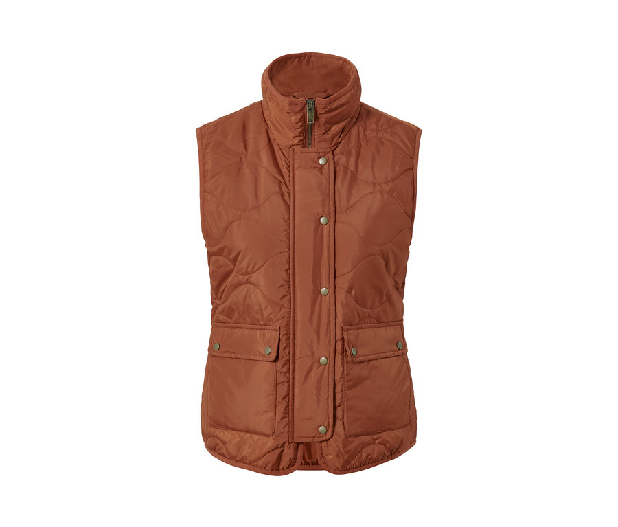 Prošívaná vesta hnědé barvy s kapsami a zapínáním na zip a knoflíky.