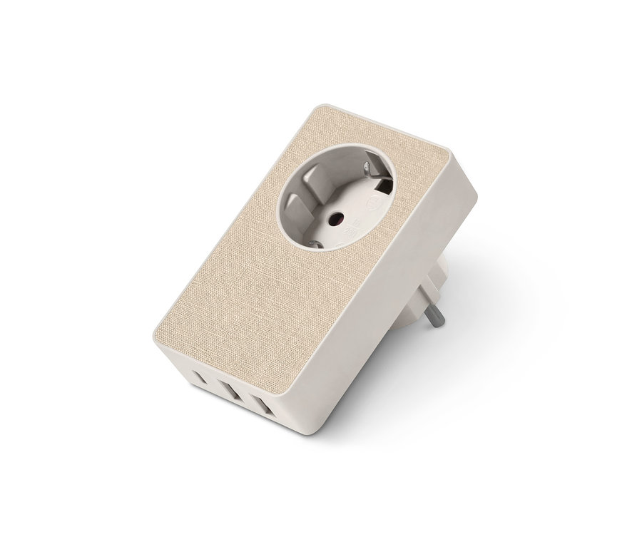 Detailní záběr 4 v 1 USB adaptéru do zásuvky na bílém pozadí.