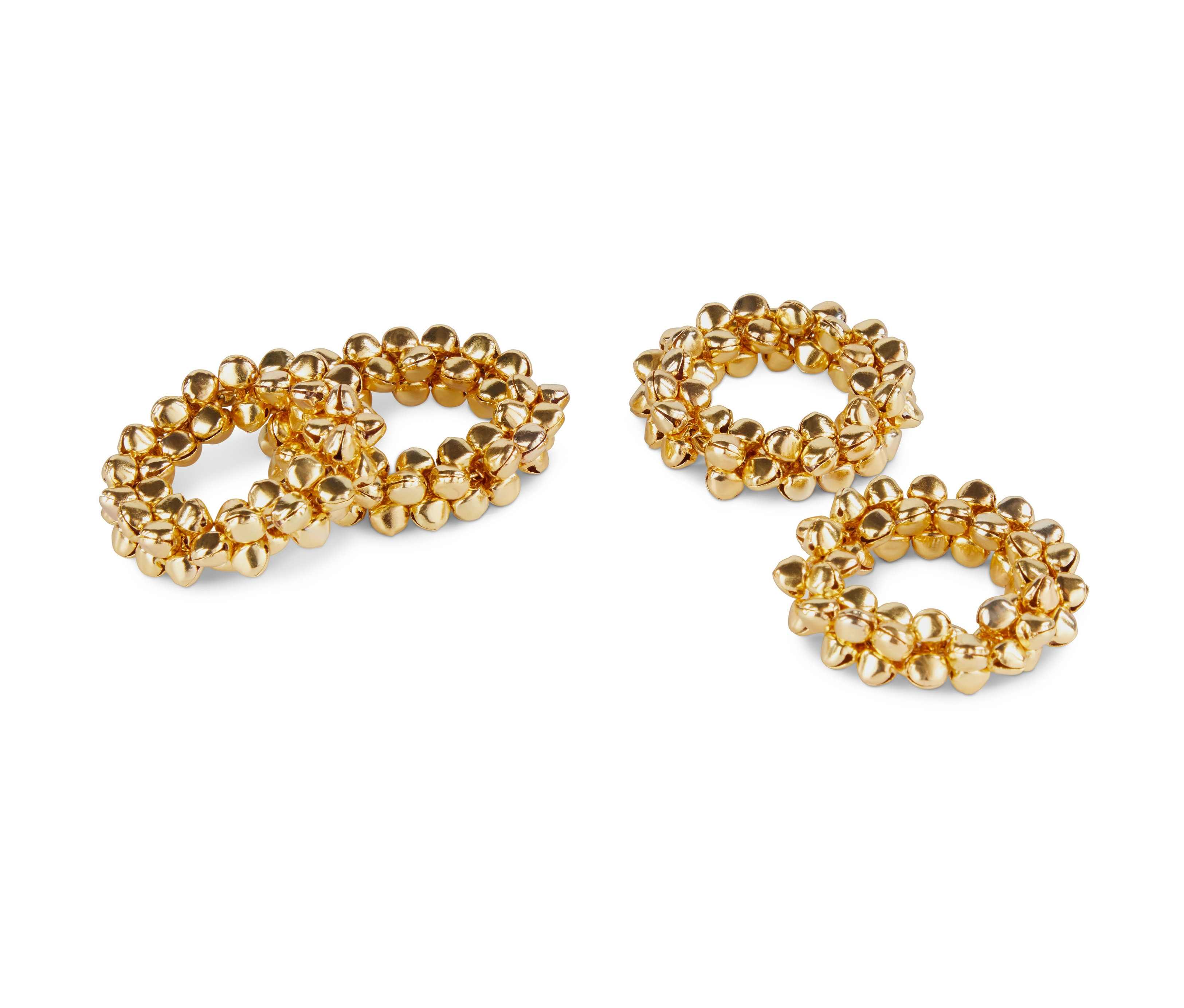 Čtyři kroužky na ubrousky, zlaté barvy, leží na bílém pozadí.