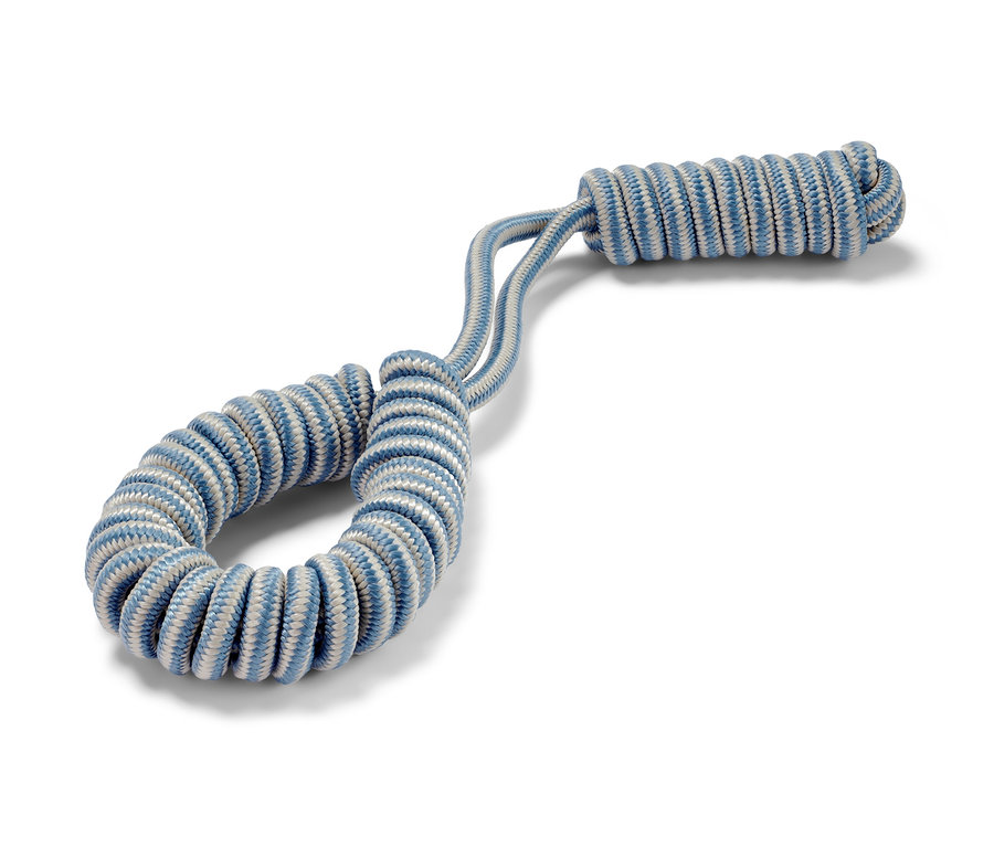 Svetle modrá a bílá hračka pro psy na přetahování.