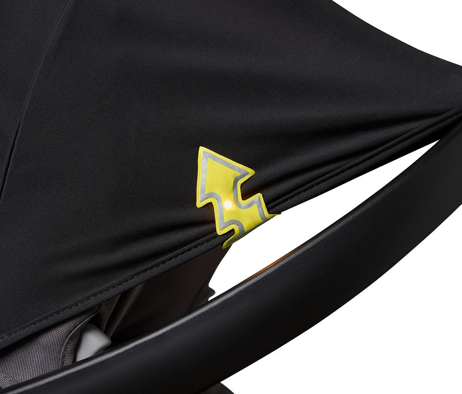 Detail černého krytu kočárku s magnetickým světlem LED »Blesk«.