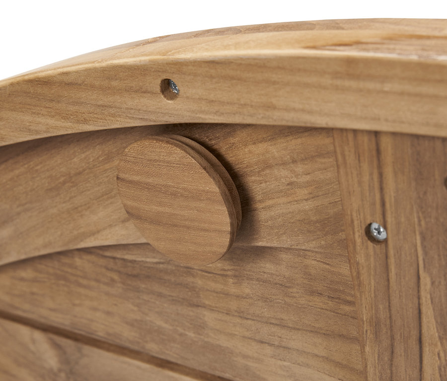 Detail teakového stolu se záslepkou.