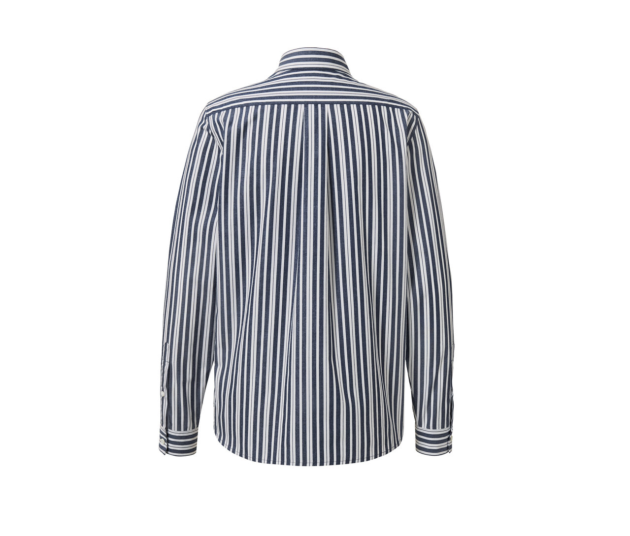 Pohled zezadu na proužkovanou popelínovou halenku.