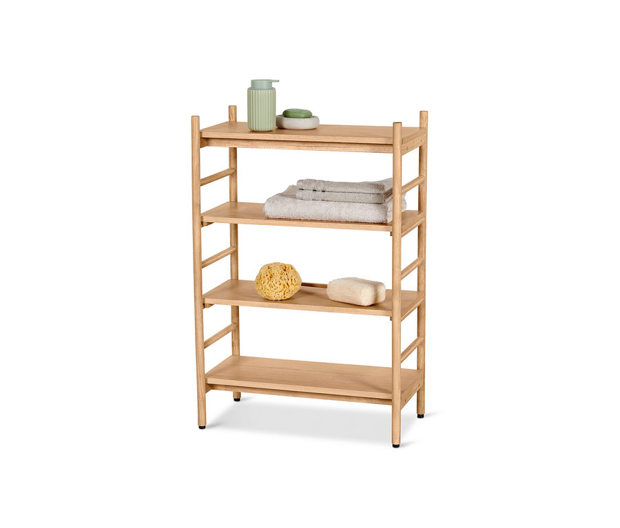 Čtyřpatrový regál s nastavitelnými policemi. Na horní polici je zelený dávkovač mýdla a mýdlo, na druhé polici jsou složené ručníky, na třetí polici je mořská houba a pemza.