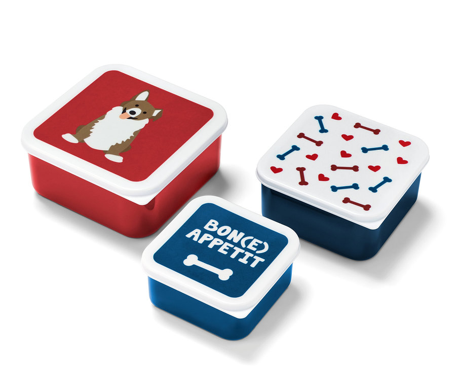 Sada tří krabiček na pamlsky. Jedna červená s obrázkem psa, jedna tmavě modrá s obrázkem kostí a srdíček a jedna tmavě modrá s nápisem Bon(e) Appetit.