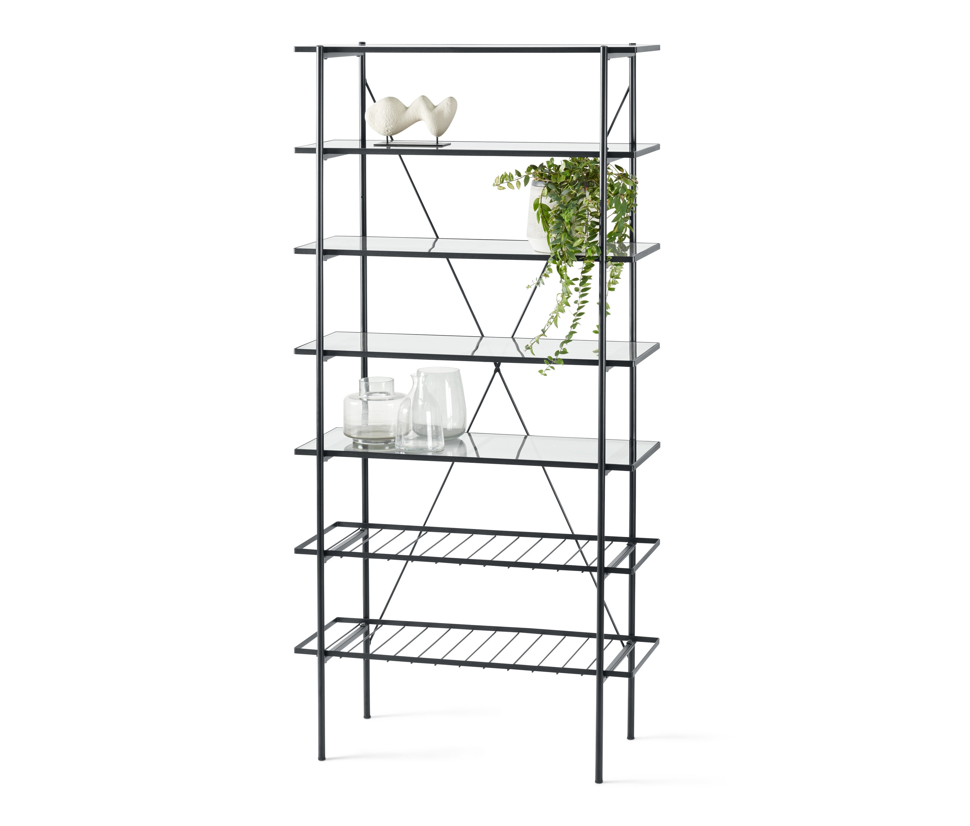 Černý kovový regál se skleněnými policemi a dekoracemi.