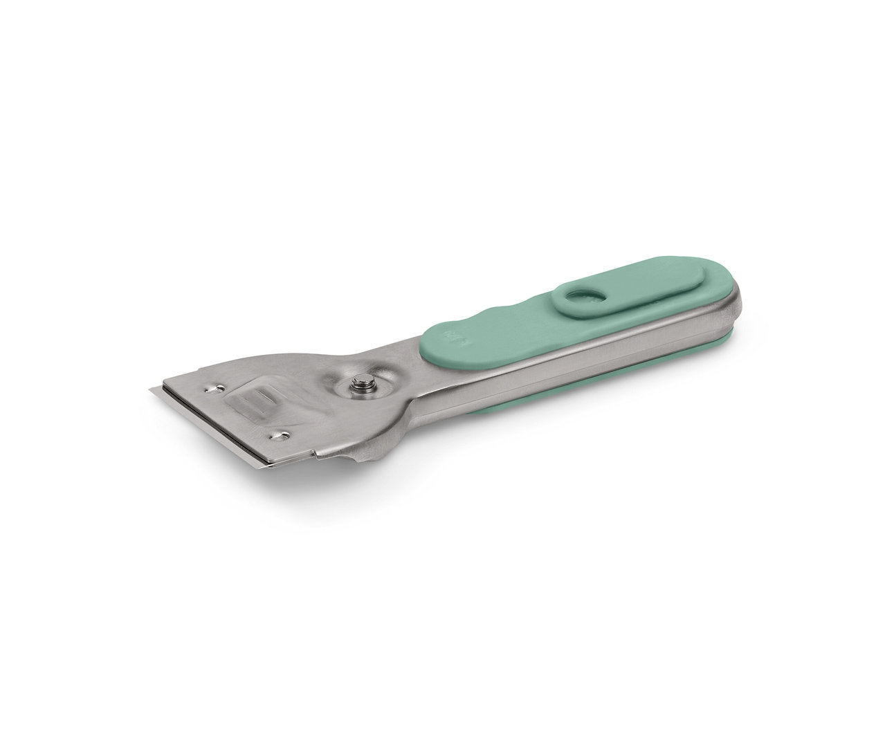 Čisticí škrabka se stříbrnou kovovou hlavou a zelenou rukojetí.