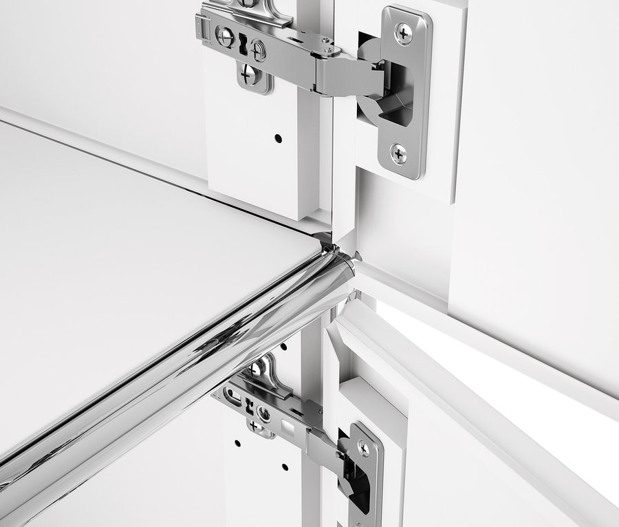 Detail bílého kovového kontejneru na kolečkách CN3 se 3 dvířky a chromovanou tyčí.