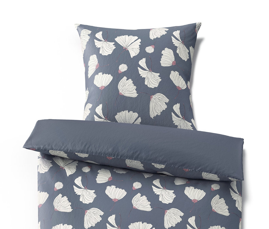Tmavě modré povlečení z mikrovlákna se vzorem květin.