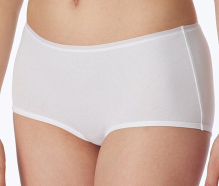 Žena má na sobě bílé bokové kalhotky s biobavlnou SCHIESSER.