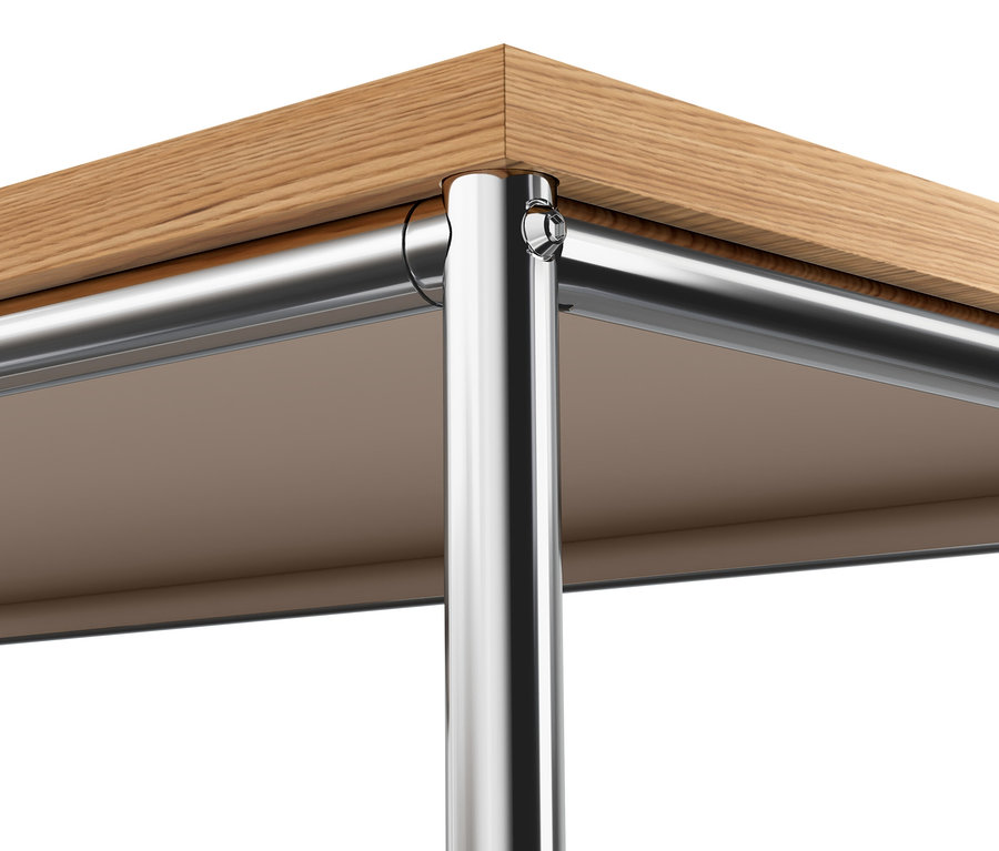 Detail kovové skříně »CN3« s dřevěnou deskou a chromovanými nohami.