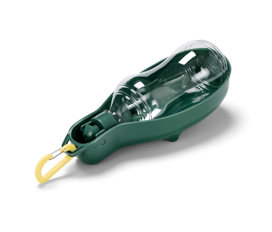 Průhledná cestovní láhev pro psy s integrovanou zelenou miskou na pití.