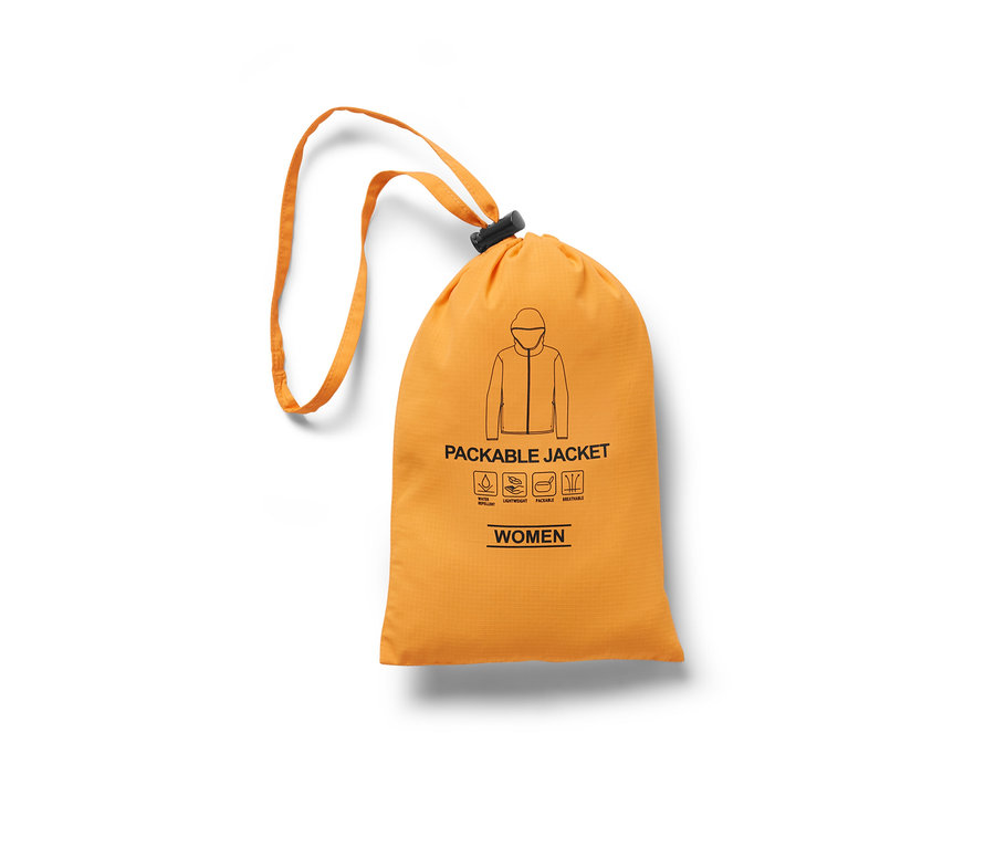 Oranžové pouzdro se stahovací šňůrkou, na kterém je natištěna ikona bundy a nápis Sbalitelná bunda.