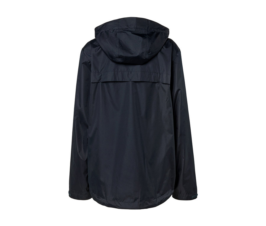 Detailní pohled zezadu na unisexovou bundu do deště s kapucí.