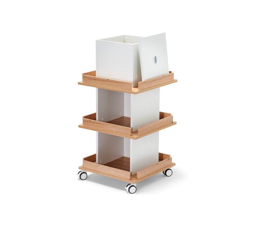 Věžový regál s úložným prostorem se třemi úrovněmi a kolečky.