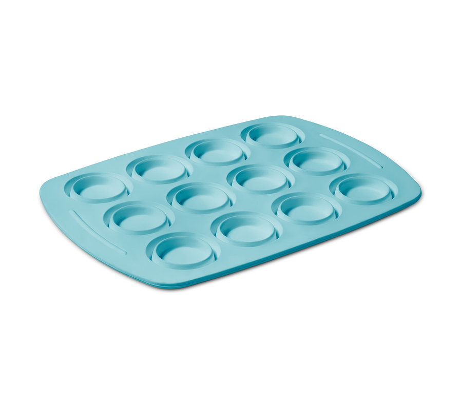 Modrá skládací silikonová forma na muffiny s dvanácti prohlubněmi.