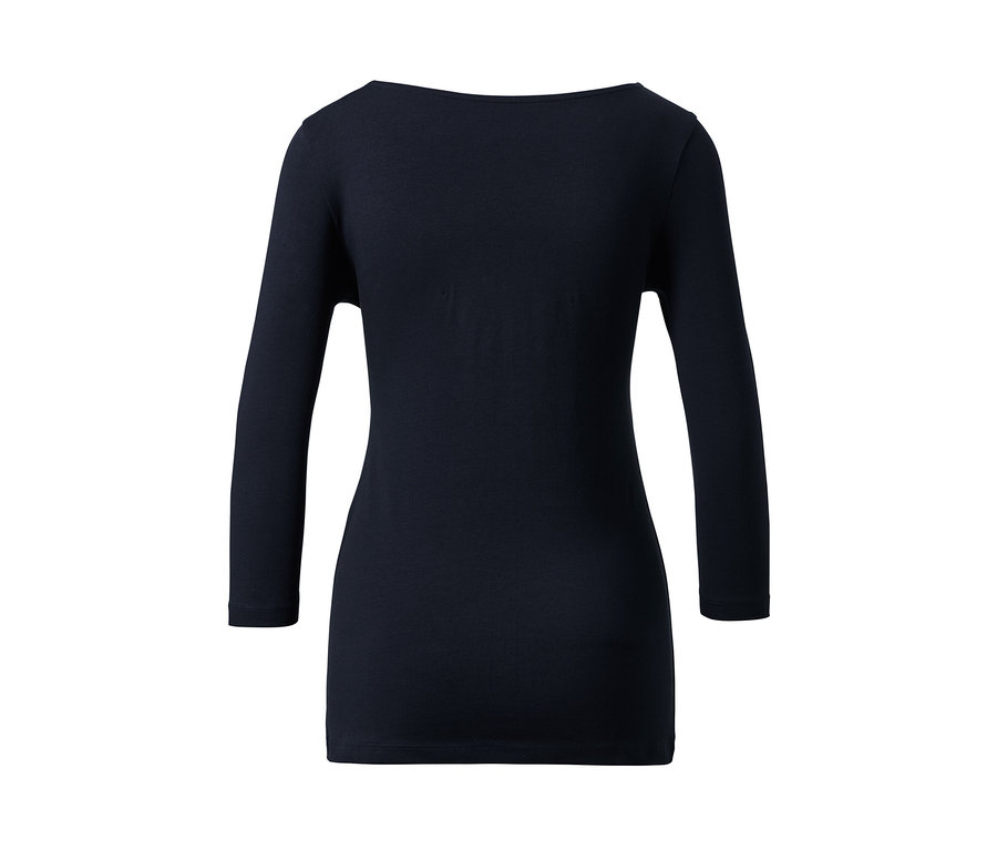 Tmavě modré triko s tříčtvrtečními rukávy.