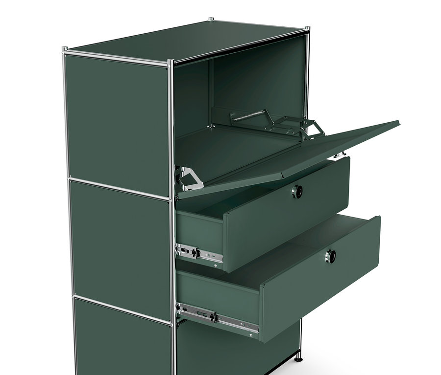 Olivově zelená kovová komoda »CN3« se 2 výklopnými dvířky a 2 zásuvkami, jedny dvířka jsou otevřená a jedna zásuvka je vysunutá.