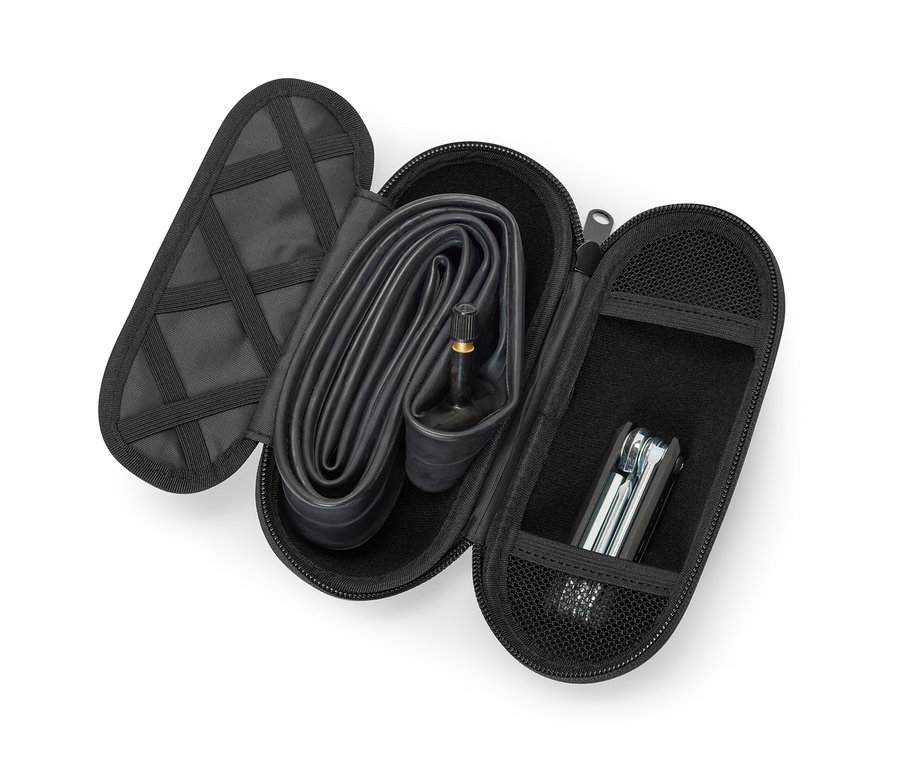 Otevřený černý box do držáku cykloláhve s duší a nářadím uvnitř.