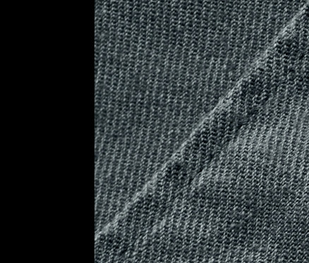 Detail šedé lněné košile s knoflíkem.
