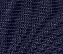 Detailní záběr tmavě modrého žerzejového trika piké.