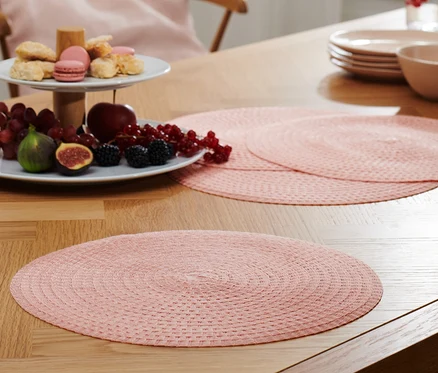 Na stole leží 4 prostírání.