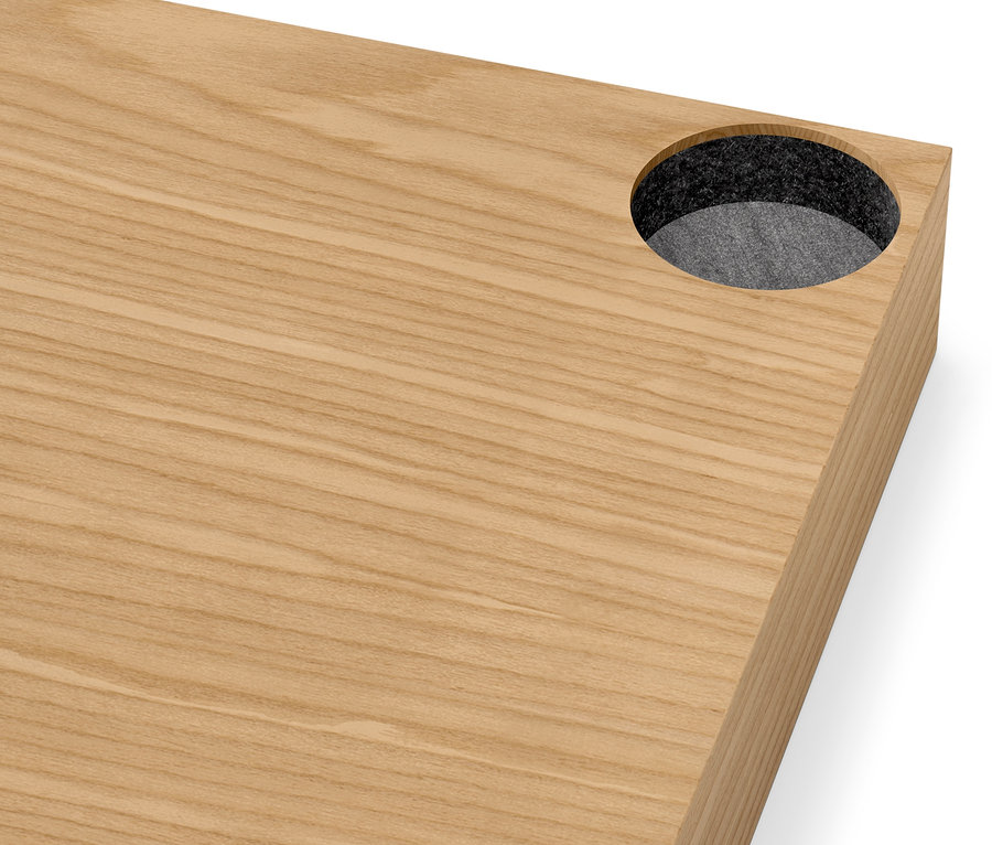 Detail horní desky »CN3« se světlým dubem a otvorem.