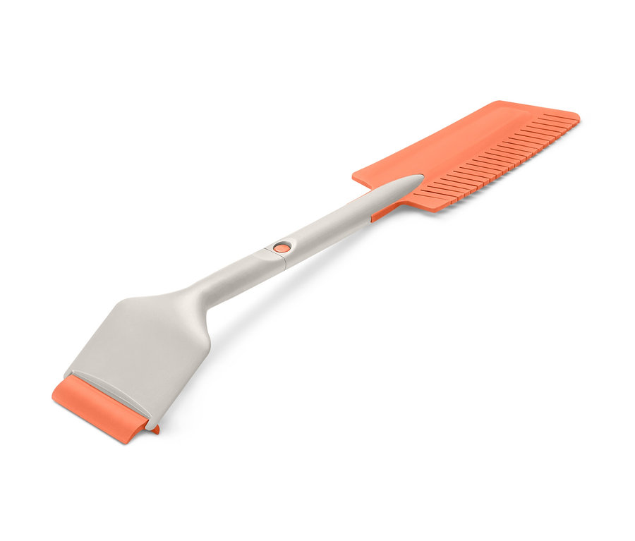 Zastrčená autoškrabka na led s oranžovou škrabkou a hřebenem na led.