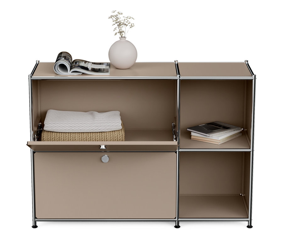 Hnědošedá kovová odkládací skříňka »CN3« se 2 výklopnými dvířky. Na horní části skříňky je váza a časopis.