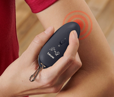 Žena používá přístroj na úlevu při bodnutí hmyzem Beurer »BR10« na paži.